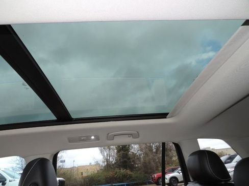 Used 2023 Volkswagen Tiguan SE w/ Panoramic Sunroof Package image 18