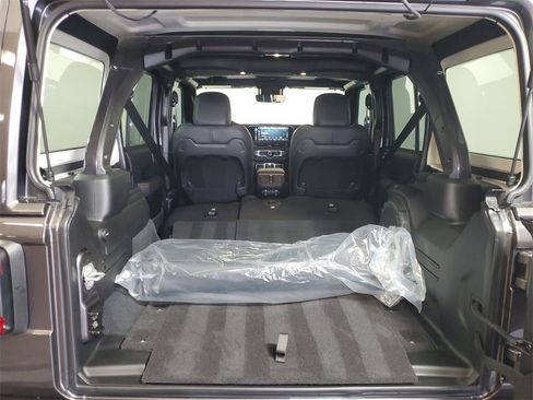 Used 2025 Jeep Wrangler Unlimited Rubicon image 27