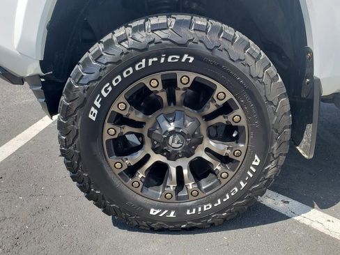 Used 2017 Toyota Tacoma TRD Sport AWD/4WD image 34