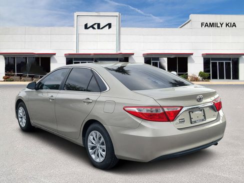 Used 2015 Toyota Camry LE image 4