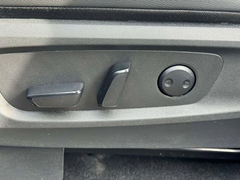 Used 2025 Nissan Pathfinder SL FWD image 18