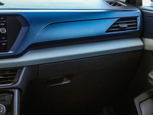 Used 2023 Volkswagen Taos SE w/ Panoramic Sunroof Package image 17