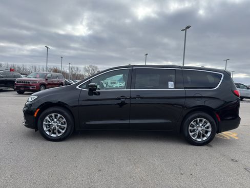 New 2026 Chrysler Pacifica Select image 6