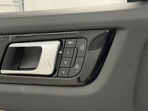 Certified 2023 Porsche Cayenne Platinum Edition image 29