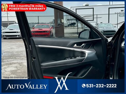 Used 2025 Genesis G70 2.5T image 12