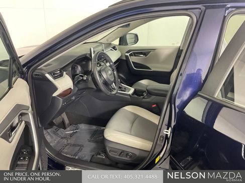 Used 2019 Toyota RAV4 Limited FWD image 12