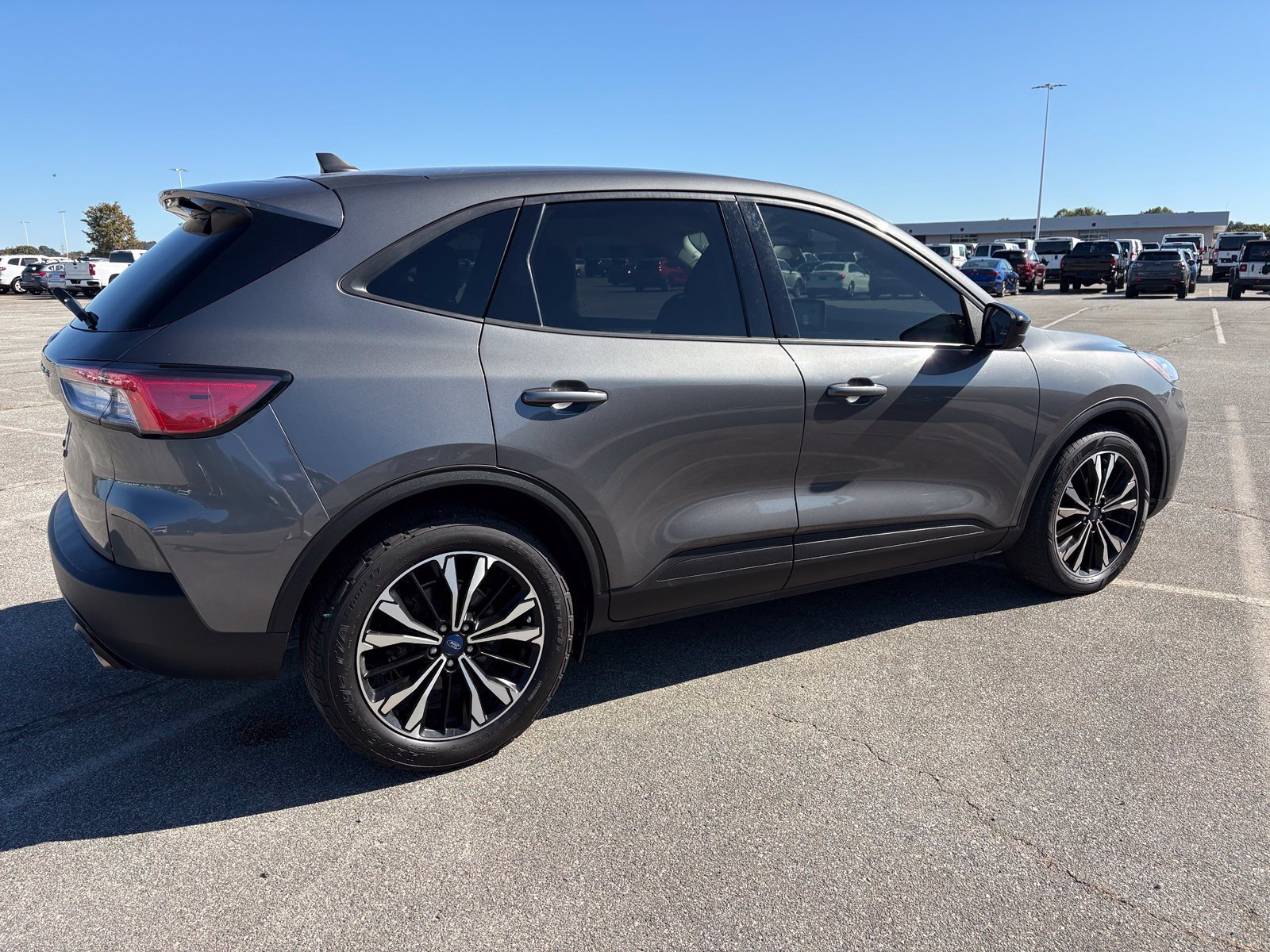 Used 2022 Ford Escape SE w/ SE Sport Appearance Package FWD image 3