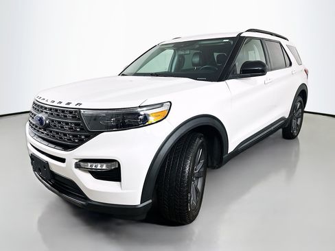 Used 2022 Ford Explorer XLT w/ Equipment Group 202A AWD/4WD image 3