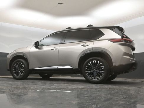 Certified 2025 Nissan Rogue Platinum image 17