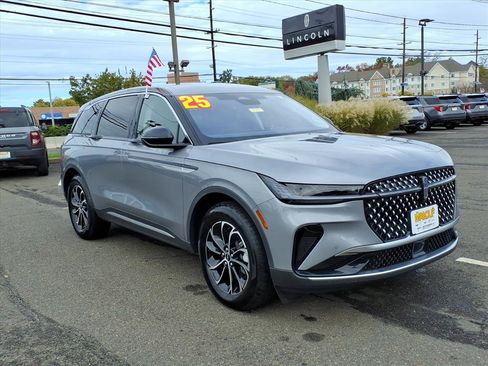 Used 2025 Lincoln Nautilus Premier image 1