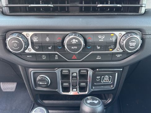 Used 2026 Jeep Wrangler Unlimited Sahara AWD/4WD image 34