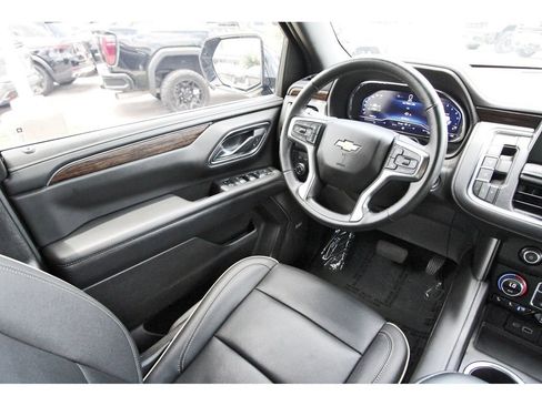 Used 2024 Chevrolet Suburban Premier RWD image 6