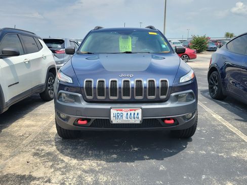 Used 2016 Jeep Cherokee Trailhawk w/ Comfort/Convenience Group AWD/4WD image 2