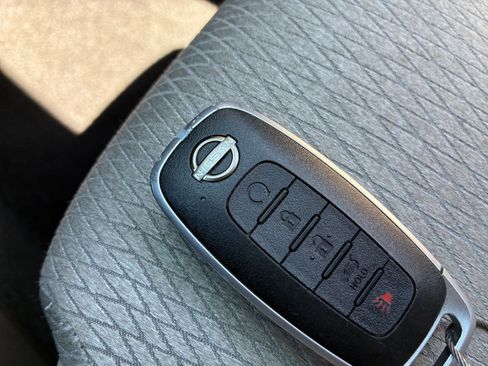 Used 2025 Nissan Rogue SV image 27