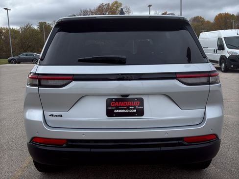 New 2025 Jeep Grand Cherokee Altitude w/ Trailer Tow Package AWD/4WD image 7