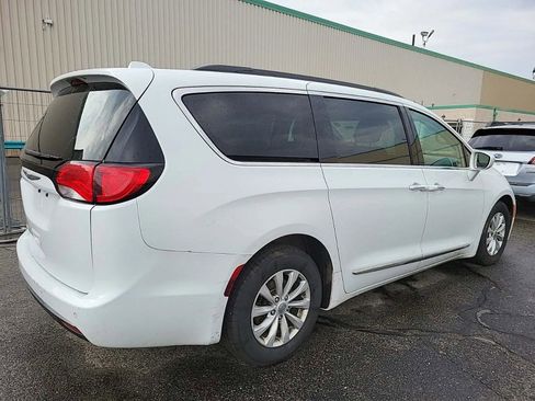 Used 2017 Chrysler Pacifica Touring-L image 3