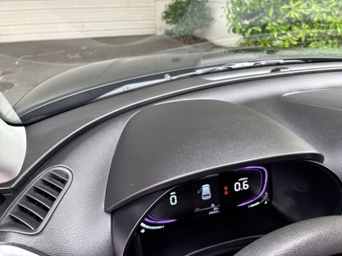 Used 2025 Kia Soul LX w/ LX Technology Package FWD image 32