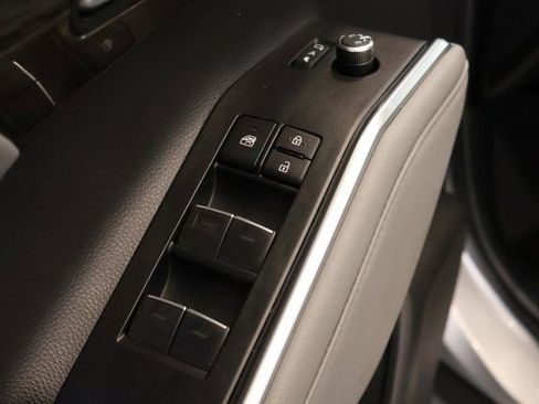 Used 2023 Toyota Highlander Platinum image 11