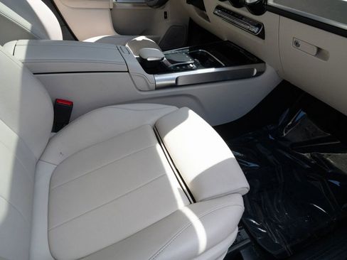 Used 2021 Mercedes-Benz GLB 250 4MATIC w/ Premium Package image 12