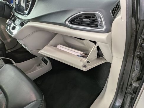 Used 2023 Chrysler Pacifica Touring-L FWD image 32