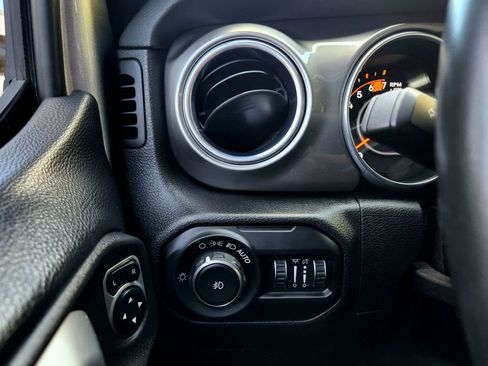 Used 2018 Jeep Wrangler Unlimited Sahara image 13