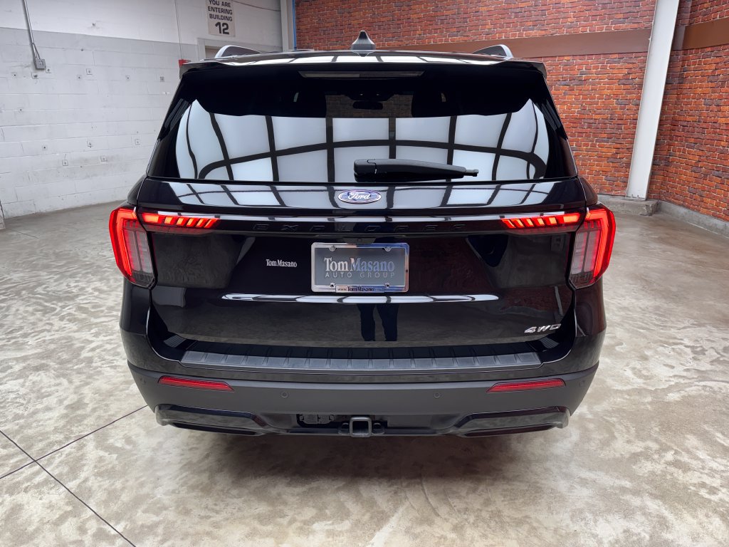 Used 2025 Ford Explorer ST-Line w/ ST-Line Street Pack AWD/4WD image 4