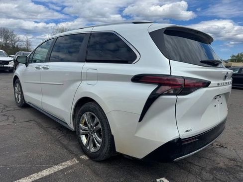 Used 2022 Toyota Sienna Platinum AWD/4WD image 4