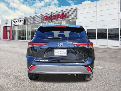 Used 2024 Toyota Highlander LE image 5
