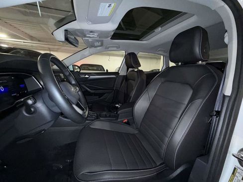 Used 2024 Volkswagen Jetta SE w/ Panoramic Sunroof Package FWD image 3