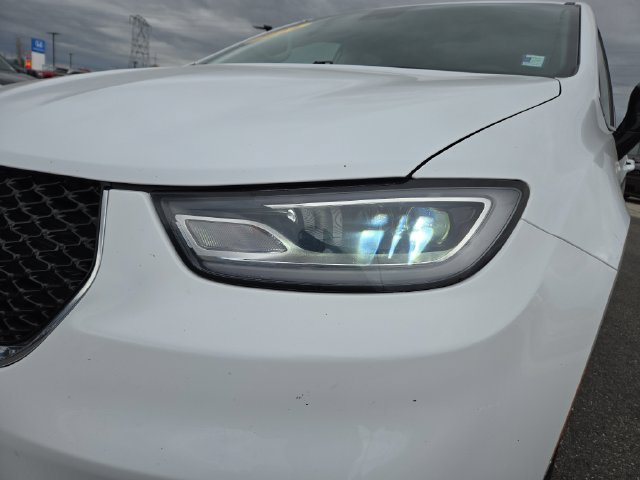 Used 2024 Chrysler Pacifica Touring-L FWD image 7