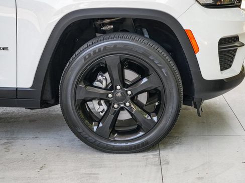 Used 2023 Jeep Grand Cherokee Altitude AWD/4WD image 11