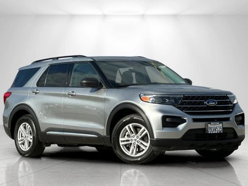 Used 2023 Ford Explorer XLT image 1