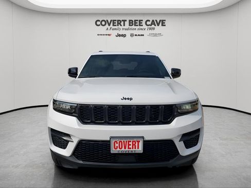 New 2025 Jeep Grand Cherokee Altitude image 2