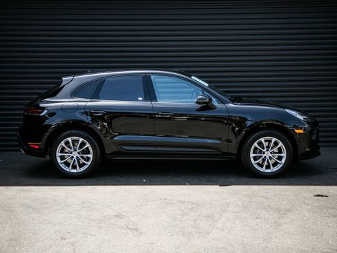 Certified 2026 Porsche Macan AWD/4WD image 8