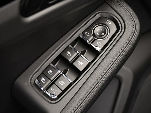 Certified 2026 Porsche Macan AWD/4WD image 38