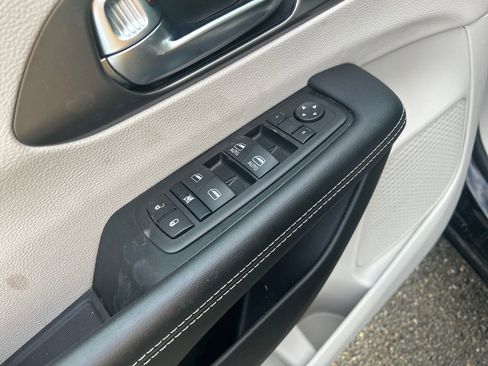 Used 2024 Chrysler Pacifica Touring-L image 20