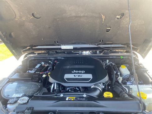 Used 2017 Jeep Wrangler Unlimited Sahara AWD/4WD image 24