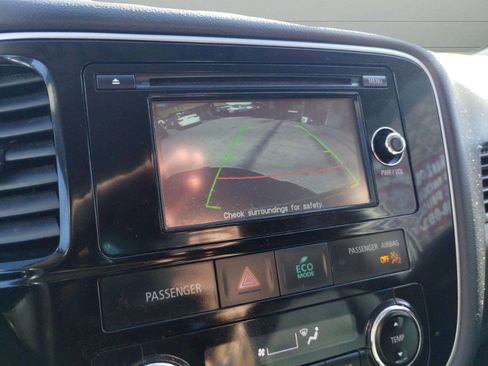 Used 2015 Mitsubishi Outlander SE image 34