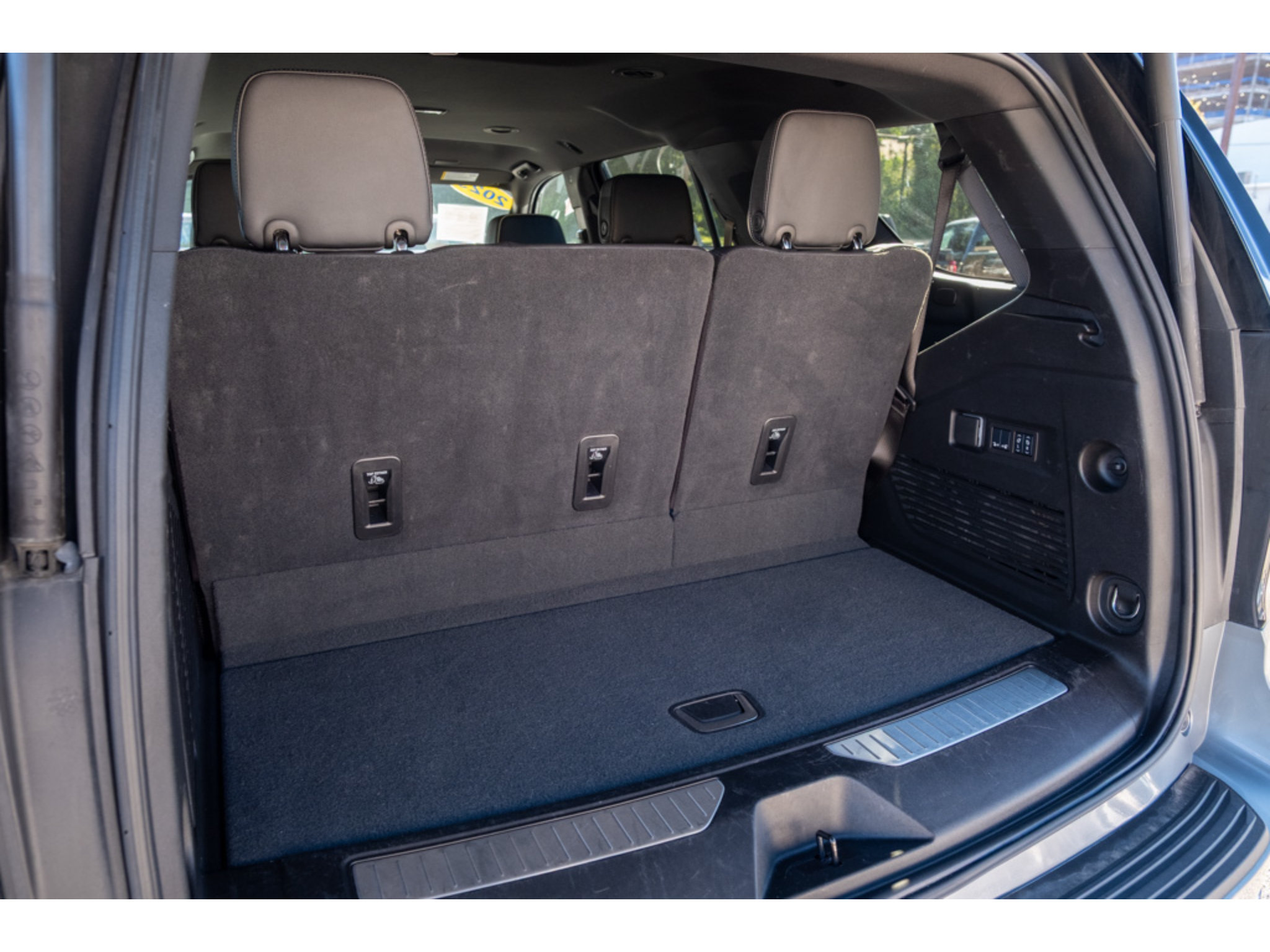 Used 2025 Chevrolet Tahoe Premier AWD/4WD image 32