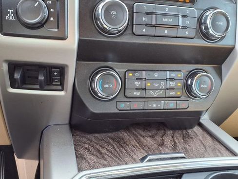 Used 2019 Ford F250 Lariat w/ Lariat Value Package AWD/4WD image 8