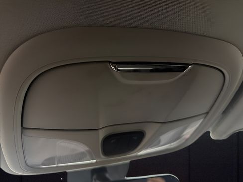 Used 2019 Jeep Cherokee Latitude w/ Cold Weather Group AWD/4WD image 24