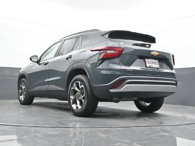 Used 2025 Chevrolet Trax LT FWD image 49