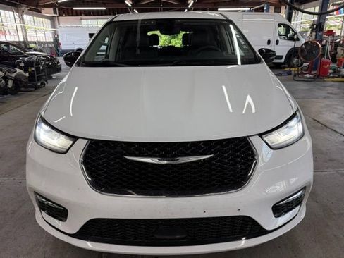Used 2024 Chrysler Pacifica Touring-L FWD image 6