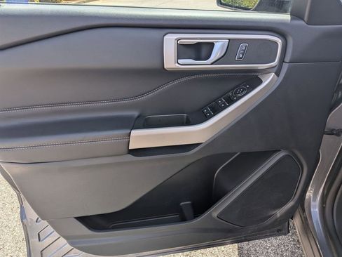 Used 2022 Ford Explorer XLT image 13