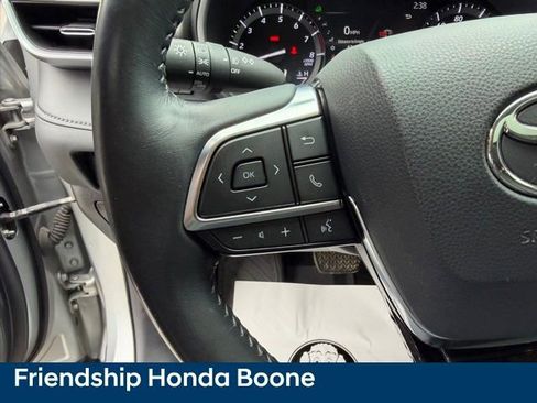 Used 2020 Toyota Highlander XLE AWD/4WD image 20