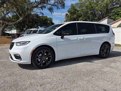New 2026 Chrysler Pacifica Select FWD image 3
