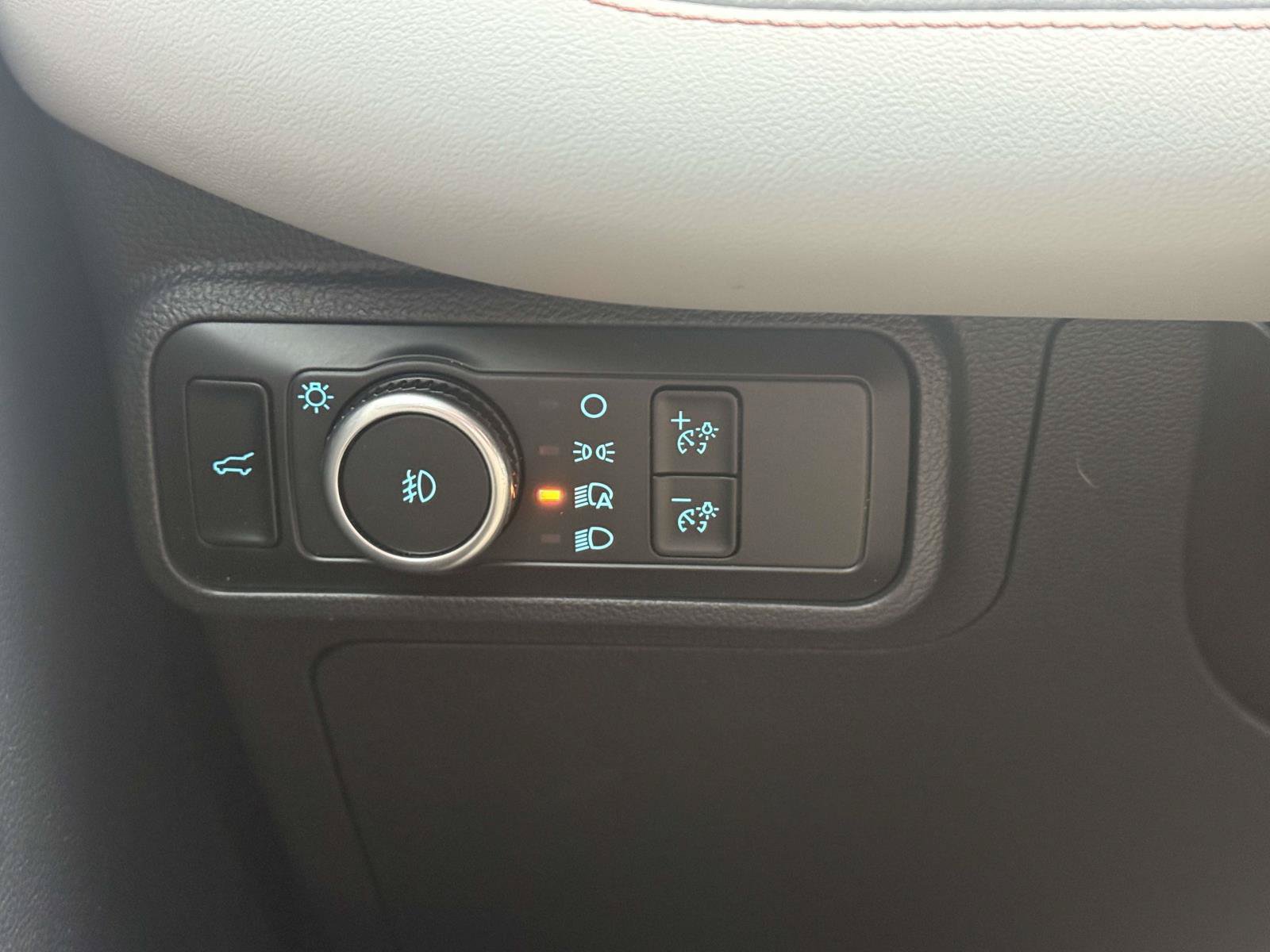 Used 2025 Ford Explorer Active w/ Active Comfort Package RWD image 17