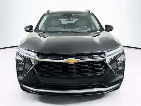 Used 2025 Chevrolet Trax LT w/ LT Convenience Package FWD image 2