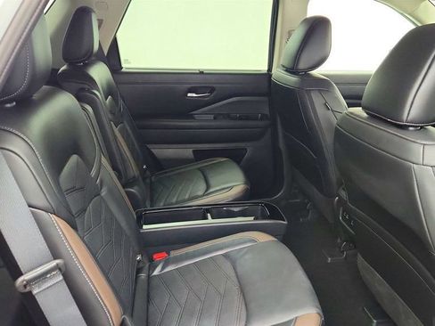 Used 2025 Nissan Pathfinder Platinum AWD/4WD image 25