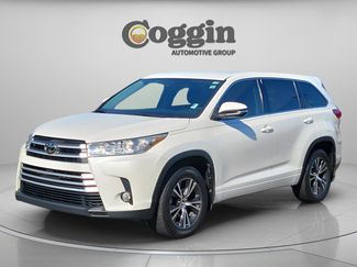 Used 2017 Toyota Highlander LE video 2